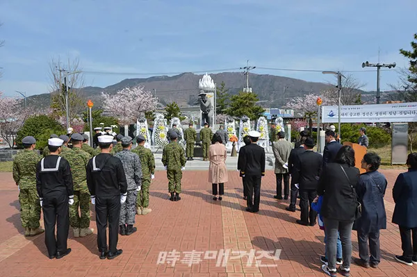 해군 특수전전단은 30일(월) 경남 창원시 진해루해변공원 한주호 동상 앞에서 제10주기 故 한주호 준위 추모식을 거행했다.사진은 해군 특수전전단이 30일(월) 유가족과 함께 진해해변공원 한주호 동상 앞에서 제10주기 추모식을 거행하고 있다.(사진_해군 특수전전단)