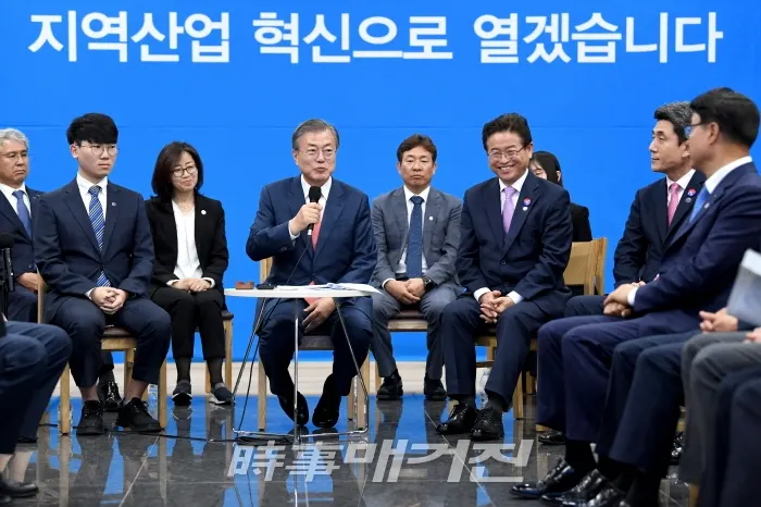 경북도는 8일 포항 가속기연구소에서 문재인 대통령과 지역경제인들이 참석한 가운데 ‘지역산업 혁신을 통한 일자리 창출과 지역경제 활력’이라는 주제로 지역경제 현안 논의를 위한 간담회를 가졌다. 2018.11.08. (사진제공_경북도청)