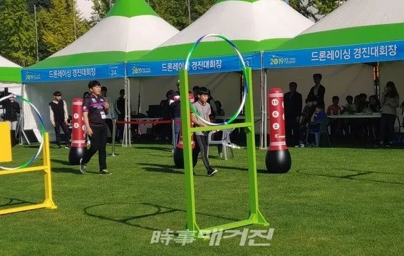 전시회, 시연회, 비즈니스 상담회, 컨퍼런스 등 산업분야와 드론 레이싱·축구 경진대회, 드론낚시, 드론 풍선터트리기 체험 등 시민이 즐길 수 있는 프로그램으로 다채롭게 구성됐다.사진은 드론레이싱경진대회모습이다.(사진_송상교기자)