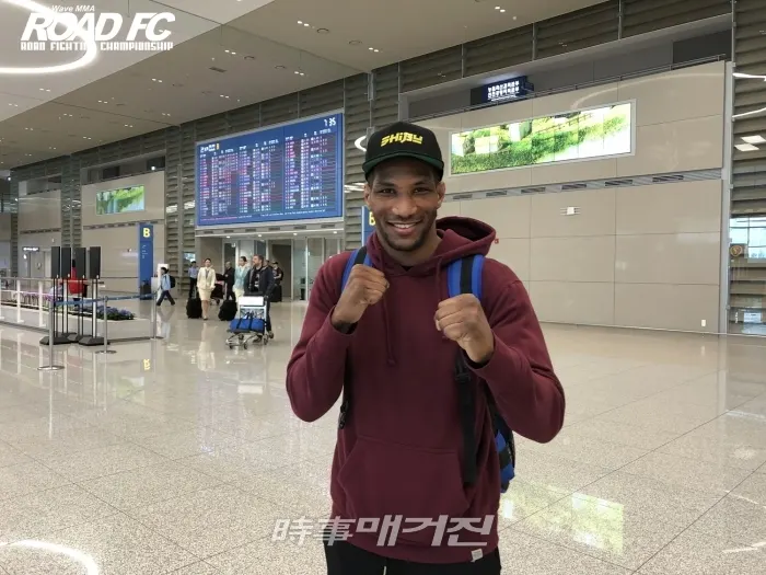 입국하면서 기념사진을 촬영하고 있는 만수르 선수(사진_ROAD FC)