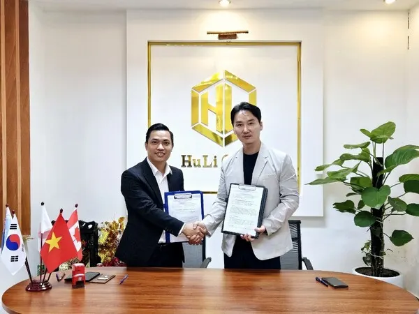 인터레보 김용보 대표(오른쪽)와 HuLi 그룹 Dang Xuan Huynh 대표가 베트남 하노이에 있는 HuLi 그룹 대회의실에서 계약체결 후 기념촬영을 하고 있다.