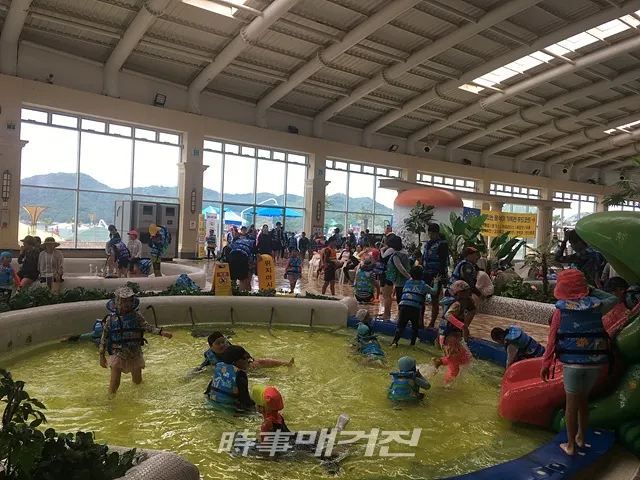13일, 나주시 소재 23개 지역아동센터 아동 500여 명은 여름방학을 맞이하여 나주 중흥골드스파&리조트에서 열린 어울마당 행사에 참여해 즐거운 추억을 쌓았다.(사진_나주시청)
