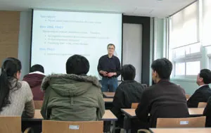 ▲ 경희대 나노 광물성 연구실의 석·박사급 연구원들은 반도체 나노 구조에 있어서의 계면 분석방법과 실시간 모니터링 방법 등에 대한 전문지식을 습득하고, 해외파견 및 연수 등과 같은 견문을 넓힐 수 있는 기회를 통해 우수 전문 인력으로의 박차를 가하고 있다.