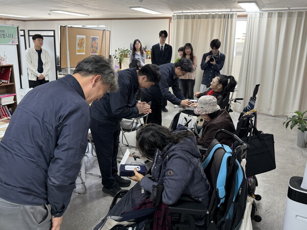 공단 사회복지처 간부들이 응시자들에게 응원의 선물을 전하고 있다.(사진_부산시설공단)
