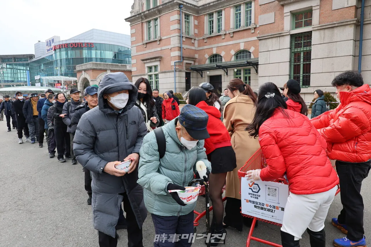 300명 가량의 서울역 노숙인이 줄을 서서 (사)한국워킹협회가 제공하는 식료품을 받고 있다. (사진_시사매거진)