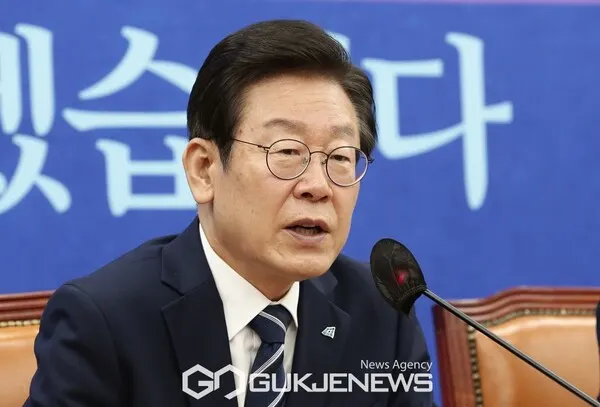 이재명 더불어민주당 대표가 9월 29일 서울 여의도 국회에서 열린 민주당 국정감사 종합상황실 현판식 및 상임위원회 간사단 연석회의에서 발언을 하고 있다.(사진_국제뉴스)