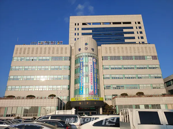 광주광역시 동구청은 “코로나19 감염예방을 위한 ‘생활 속 거리두기 세부지침’에 건설현장이 추가됨에 따라 대형 건축공사장에 대한 점검을 실시한다”고 밝혔다.사진은 광주광역시 동구청 청사 전경이다.(사진_송상교기자)