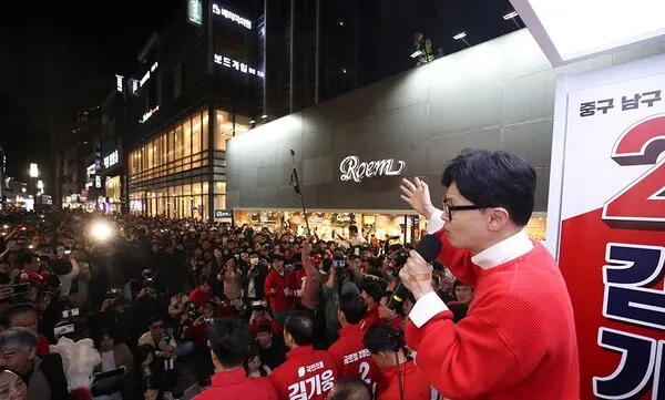 한동훈 국민의힘 비상대책위원장 겸 총괄선거대책위원장이 6일 오후 대구 중구 동성로에서 열린 '국민의힘으로 대구살리기' 지원유세에서 대구지역 국민의힘 후보들의 지지를 호소하고 있다.(사진_국민의힘)