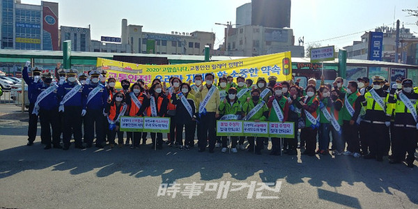목포시는 “지난 13일 목포역 광장에서 시민안전 의식을 높이고 교통안전문화를 확산하고자 「고맙습니다」 교통안전릴레이 캠페인을 전개했다”고 밝혔다.(사진_목포시청)