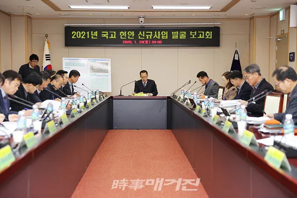 1004섬 신안군(군수 박우량)은 20일 군청 영상회의실에서 부군수 주재로 ‘2021년도 국고현안 신규사업 발굴 보고회’를 개최했다.(사진_신안군청)