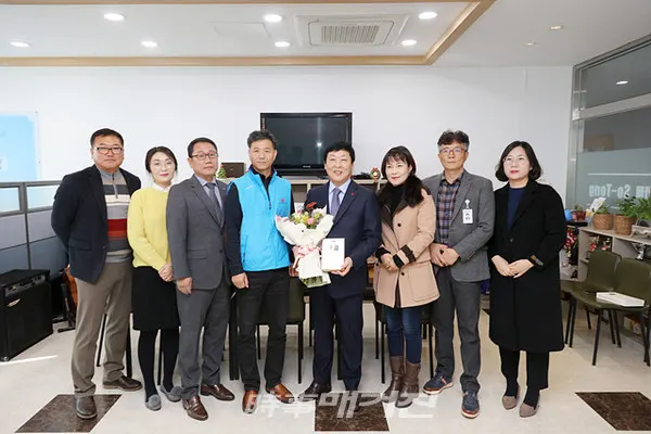 1004섬 신안군 박경곤 부군수은 조직문화 (소통,상생,협력,화합)조성에 앞장선 공로를 인정받아 9일 신안군공무원노동조합으로 부터 감사패를 받았다.(사진_신안군청)