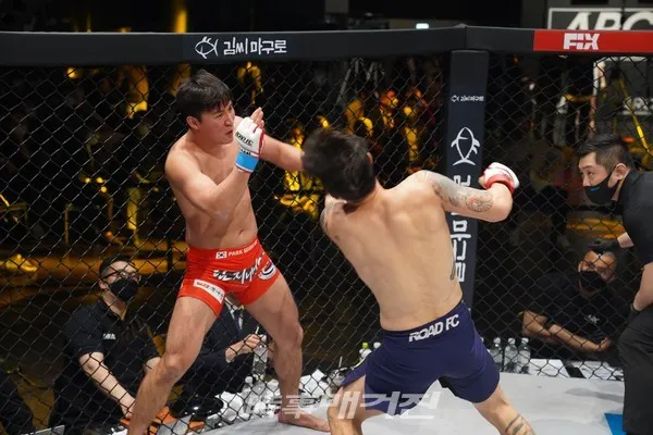 프로 데뷔전에서 드러난 약점을 보완하고, 자신의 주특기인 타격은 더욱 정교하게 가다듬었다. 훈련의 성과는 결과로 드러났다. 박승모는 난딘에르덴과 대결에서 1라운드 초반 위기가 있었지만, 침착하게 대등했다.