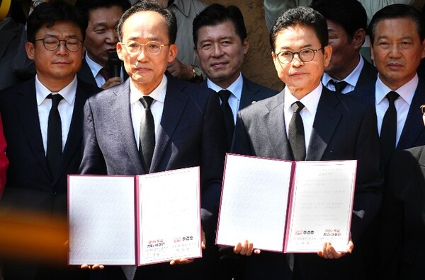 국민의힘 추경호 대구시장 후보와 이철우 경북도지사 후보가 1일 경북 구미시 박정희 전 대통령 생가를 방문한 자리에서 공동선언문을 작성했다.(사진_추경호 캠프)