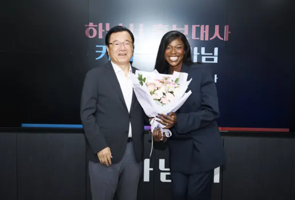 9월 7일 프랑스 출신의 세계적인 댄서이자 안무가인 카니(Kany Diabaté Ahn) 씨가 하남시의 새로운 홍보대사로 위촉되었다. (좌)이현재 시장과 (우)카니 씨가 홍보대사 위촉을 기념하여 꽃다발을 들고 기념사진을 촬영하고 있다. (사진_하남시)