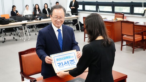 14일 김석준 부산시교육감 후보가 부산시선거관리위원회에서 제9회 전국동시지방선거 후보 등록을 마친 뒤 본격적인 선거 행보에 나선다.(사진_선거캠프)