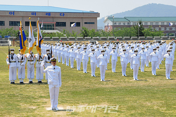 해군교육사령부는 “5월 29일(금) 부대 연병장에서 부석종 해군참모총장 주관으로 「해군 제267기 부사관후보생 임관식」을 거행했다”고 밝혔다. 사진은 해군 제267기 부사관후보생 임관식 거행 (3)_ 5월29일(금), 해군교육사령부 연병장에서 실시한 '제267기 해군 부사관 후보생 임관식'에서 신임 하사들이 임관선서를 하고 있다. (사진_해군교육사령부)