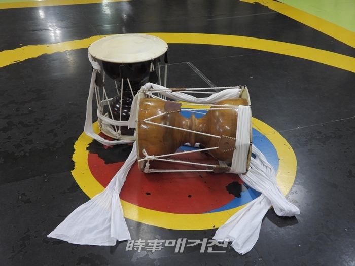 박동근 명인의 연습실에는 노루가죽과 개가죽으로 제작된 각종 장고들이 있다.