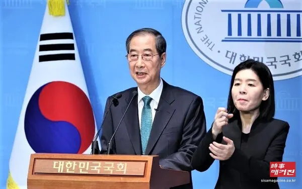 한덕수 전 국무총리가 2일 서울 여의도 국회 소통관에서 대선 출마 기자회견을 하고 있다.(사진_뉴시스)