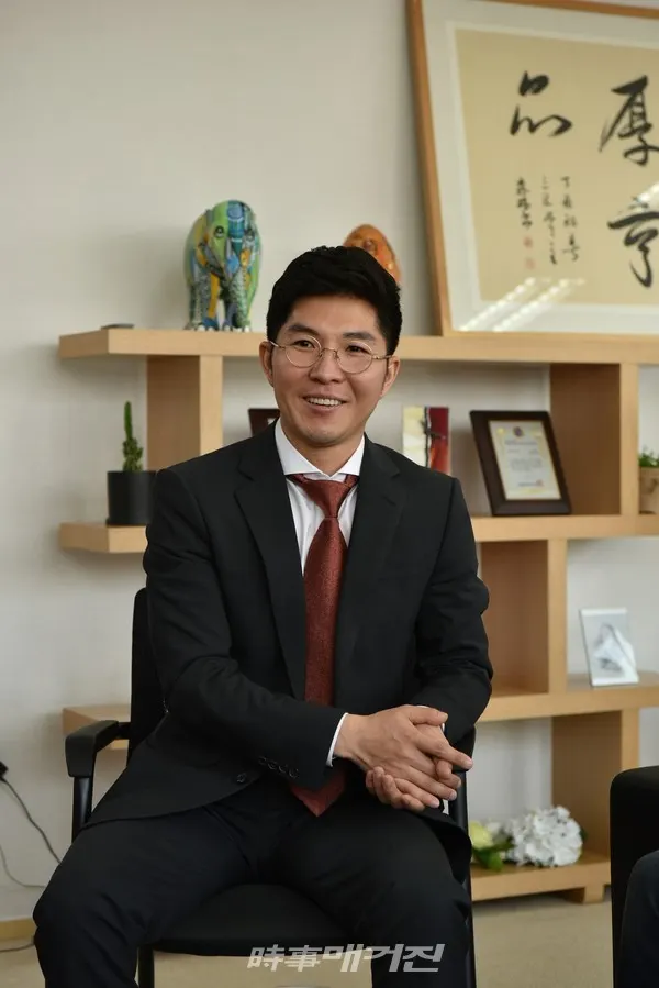 “금융의 자유로움으로 세상의 변화를 만들어간다”는 슬로건 아래 언제 어디서든 구애받지 않고 자유롭게 금융 서비스를 지원하는 QRC BANK를 설립한 고도형 대표.