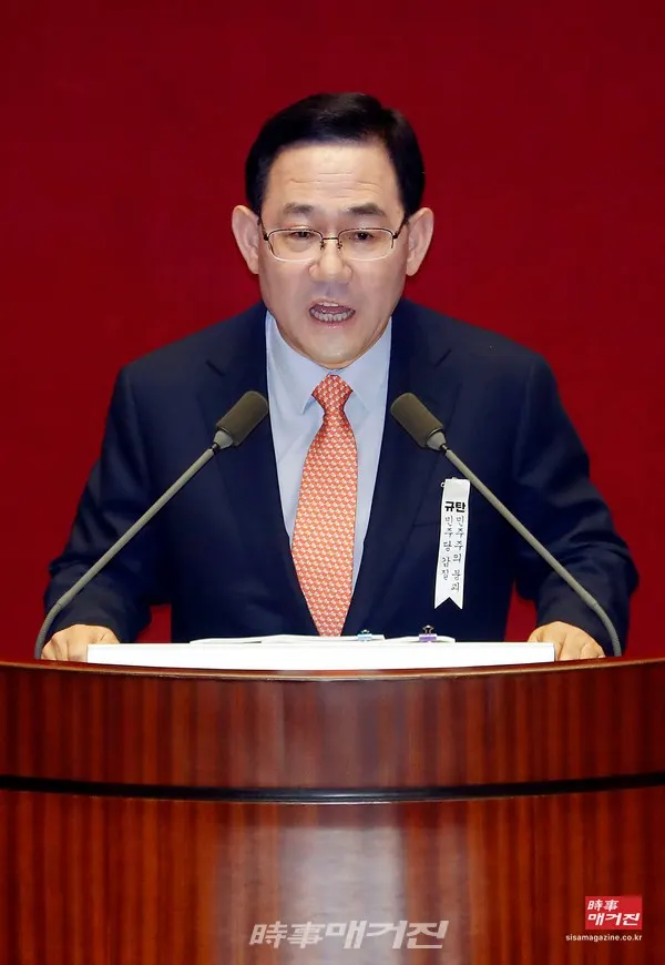 주호영 미래통합당 원내대표가 지난달 21일 국회 본회의에서 교섭단체 대표 연설을 하고 있다. 주 원내대표는 이날 오전 국회에서 열린 교섭단체 대표연설 후 “행정수도는 이미 헌재에서 위헌 결정이 난 문제다. 위헌성 문제가 해결되고 난 뒤에 논의돼야 한다”고 말했다. 그러면서 “수도권 집값이 상승하니 행정수도 문제로 (여론의) 관심을 돌리려고 꺼낸 주제”라며 “행정수도 이전이 아닌 세종시 자체를 좀 더 발전시키기 위한 방안이라면 법이 허용하는 범위 내에서 논의할 생각이 있다”고 덧붙였다.(사진_뉴시스)
