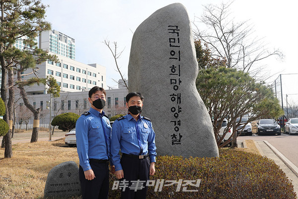 서해지방해양경찰청은 "해군 소령과 공군 대위 출신의 경위채용 교육생들이 서해지방해양경찰청에서 ‘관서 실습’을 받고 있다"고 전했다.사진은 강병창 교육생(45·사진 오른쪽) 우영택 교육생(31 사진 왼쪽)이다.(사진_서해지방해양경찰청)
