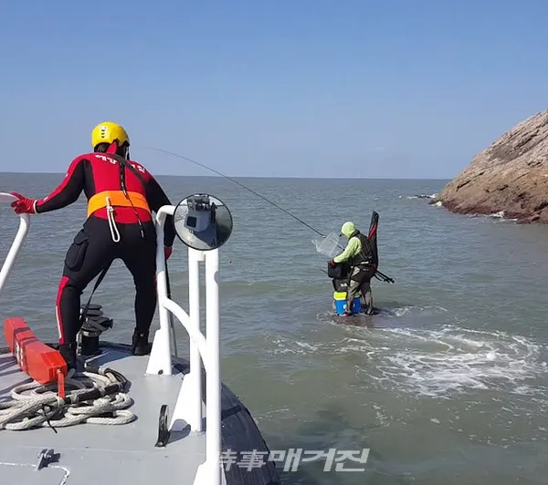 목포해양경찰서는 “전남 영광군 갯바위에서 낚시객 1명이 고립되는 사고가 발생해 해경이 긴급 구조했다”고 17일 밝혔다.(사진_목포해양경찰서)