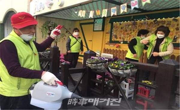 광주광역시 동구 산수1동 통우회는 27일 코로나19 확산방지를 위해 휴대용 소독기를 이용 관내 어린이집을 대상으로 방역활동을 전개했다.(사진_광주광역시 동구청)