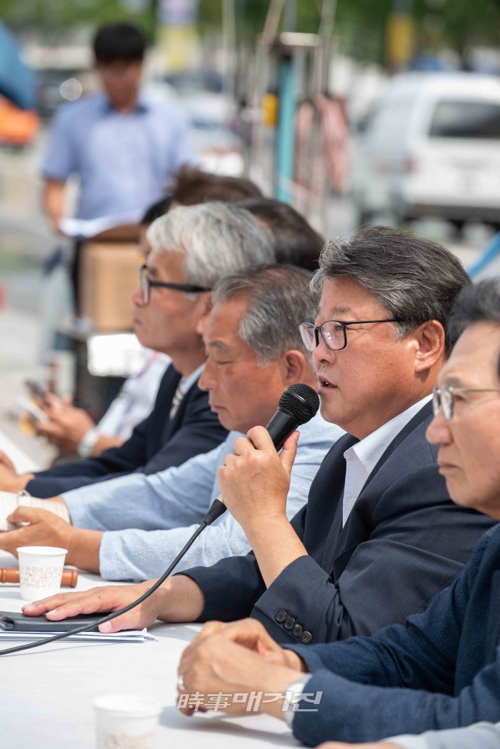 광화문 세종대왕 동상 앞에서 책상과 의자를 설치하고 우리공화당 최고위원회를 진행하고 있는 조원진 공동대표.(사진_서봉섭 기자)