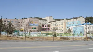▲ 지역 교육의 중심학교로 자리 잡고 있는 강원도 율곡초등학교(홍문식 교장)는 세계화 시대의 창의적이고 능동적으로 부응하는 21세기 국제신사를 기르는 글로벌 한국인을 육성한다.