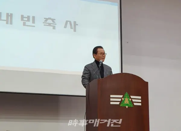 박철언 (사)대구경북발전포럼 이사장이 지난 20일 제101회 경북고 졸업식에 참석해 축사를 하고 있다.(사진_대구경북발전포럼)