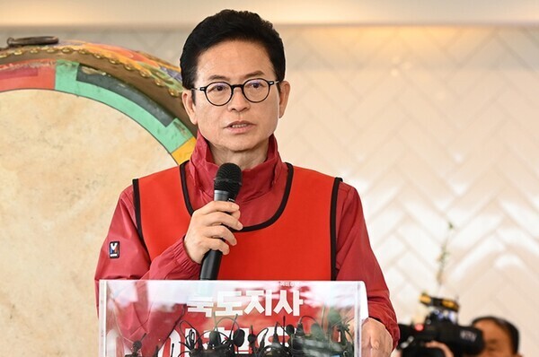 국민의힘 경북도지사 후보로 확정된 이철우 현 도지사가 14일 자신의 선거사무실에서 기자회견을 하고 있다.(사진_이철우 캠프)