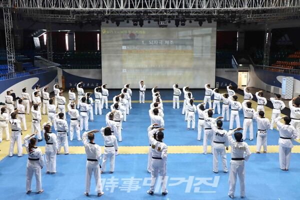 4월 4일(토)부터 5일(일)까지 양일간 국기원에서 열린 ‘노인태권도 지도법 기술세미나’ 모습. (사진_국기원 제공)