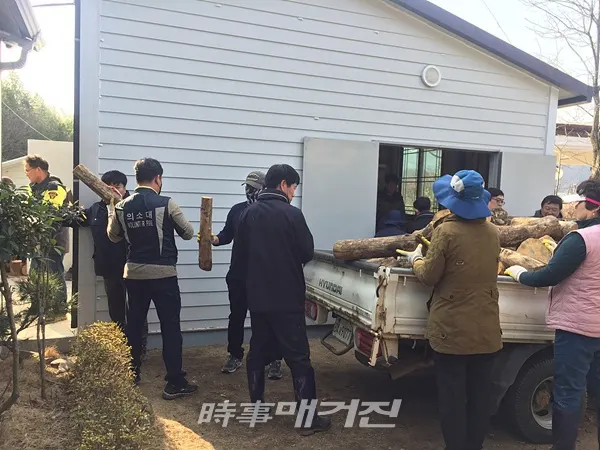 사랑의 땔감은 관내 내 사랑뜰 휘연 아동 그룹홈에 총 5톤이 전달됐으며 군에서 시행하고 있는 숲 가꾸기 사업 과정에서 나오는 산림 부산물을 활용해 지원했다. 보성군 벌교읍행정복지센터(읍장 조계돈) 직원들과 벌교희망드림협의체, 벌교의용소방대, 벌교읍새마을지도자회, 벌교읍 직원 등 50여 명의 봉사자들이 사랑의 땔감을 옮기고 있다. (사진_보성군 제공)