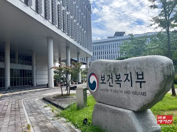 복지제도 변화 가운데 가장 상징적인 조치는 의료급여 부양비 제도의 폐지다. 내년 1월부터 시행되는 이 조치는 26년 만의 제도 전환이다. 부양비 제도는 실제로 가족의 지원을 받지 않더라도, 가족이 있다는 이유만으로 가상의 소득을 간주해 수급 자격을 제한해 왔다. 이로 인해 의료비 부담을 감당하지 못하면서도 제도 밖에 머물던 사례가 적지 않았다.(사진_뉴시스)