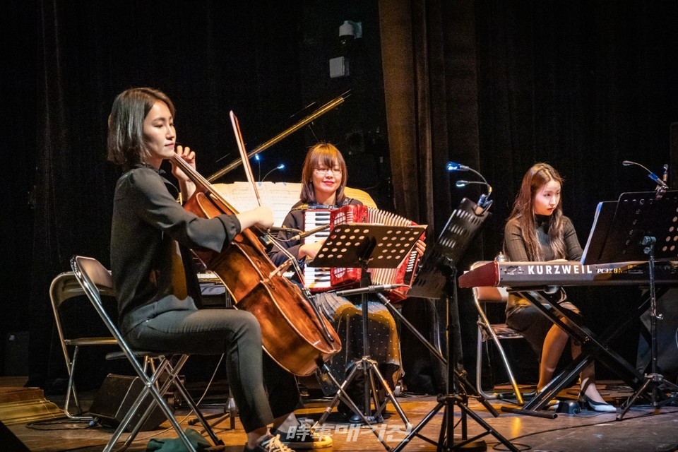 작곡가 심연주와 극음악 전문 앙상블 ‘드라뮤지션’(dramusician) (사진=극단 벼랑끝날다)