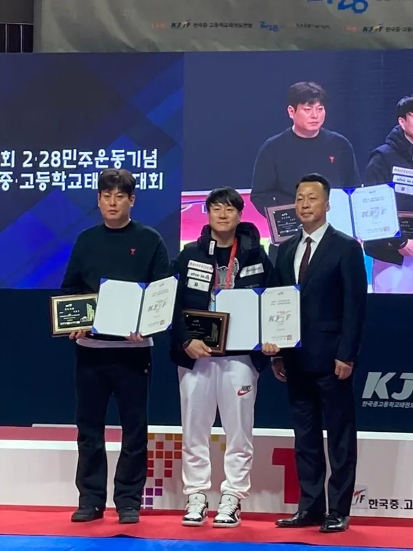 한국중·고등학교태권도연맹 이경배 회장(오른쪽)과 부천동여중 정민철 코치(가운데)가 기념사진 촬영을 하고 있다. (사진_부천동여중 태권도부)