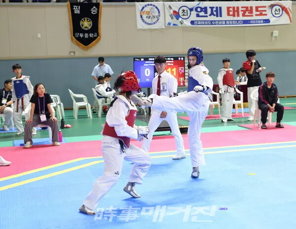 ​ 겨루기에 참가한 외국인 선수들의 경기 장면 주심 서성희 심판(사진_정연수 기자)​