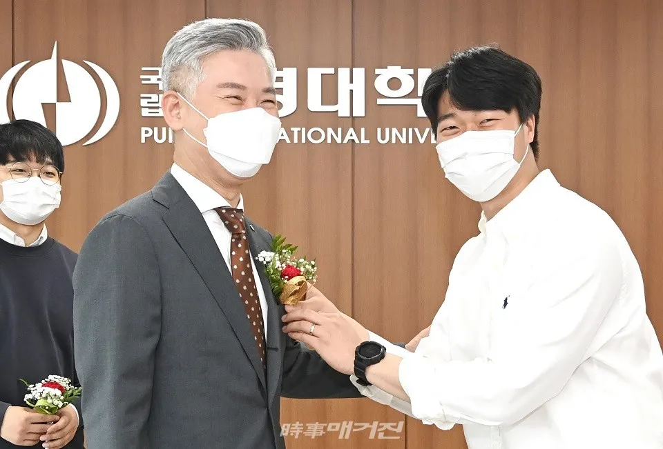 조영석 부경대 총학생회장(오른쪽)이 장영수 총장에게 카네이션을 전달하고 있다.(사진_부경대학교)