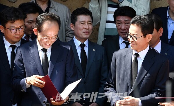 추경호 대구시장 후보와 이철우 경북지사 후보는 1일 경북 구미 상모동 박 전 대통령 생가를 찾아 합동 참배를 진행한 뒤 공동 선언문을 발표하고 'TK 원팀' 구축을 공식화했다.(사진_시사매거진 장석 기자)