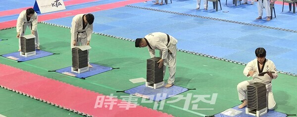 주먹 격파 경기를 위해 기와를 쌓고 있는 장면((사진_박경환 기자)
