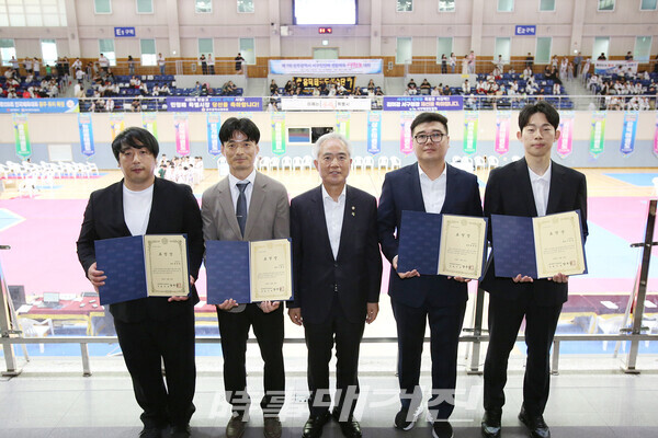 양부남 국회의원 표창장 수여 후 기념사진 (왼쪽부터) 류태형, 이화선, 양부남국회의원, 채학병, 신송남(사진_정연수 기자)