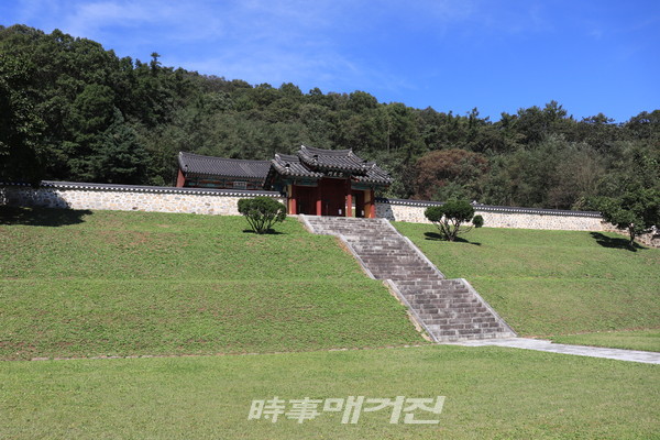 송강정사 입구를 이루는 충의문(사진_이관우 기자)