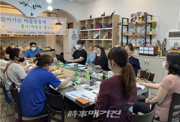 광양시문화도시사업단은 "올해부터 문화특화지역조성사업을 시 전역으로 확대하면서 시민들과의 보다 긴밀하게 의견과 정책 방향을 공유하기 위해 ‘찾아가는 문화도시 테이블’을 진행하고 있다"고 14일 밝혔다.사진은 꼼지락노리터 방문 모습이다.(사진_광양시청)