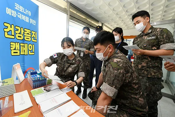 해군 인천해역방어사령부는 “6일부터 10일까지 일주일간, 의무대에서 전 장병과 군무원을 대상으로 건강증진 캠페인을 펼쳤다”고 밝혔다.사진은 해군 인천해역방어사령부 의무대에서 7월 6일부터 10일까지 1주일간 진행된 건강증진 캠페인에서 사령부 인사참모실 김승혁 하사(오른쪽)가 건강과 관련된 설명을 의무대 간호과장 이주랑 대위(왼쪽)에게 듣고 있다. (사진_해군 인천해역방어사령부)