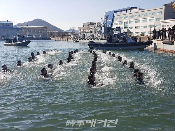 "얼음 바다도 두렵지 않다, 해군 SSU" 해난구조전대 장병들이 15일 오후 경남 진해군항 일대에서 차가운 겨울 바다를 견디며 혹한기 훈련을 하고 있다. (사진_송상교기자)