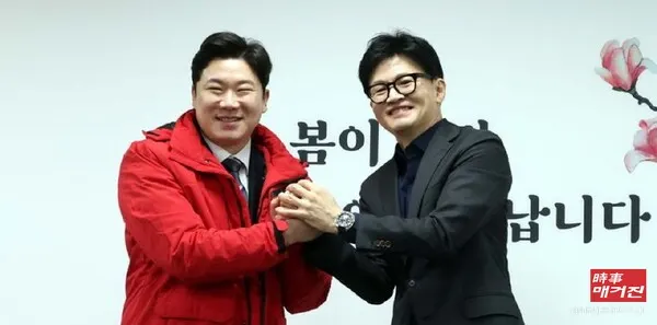 한동훈 국민의힘 비상대책위원장이 5일 오전 서울 여의도 국민의힘 중앙당사에서 열린 영입인재 환영식에서 진종오 전 사격 국가대표와 두 손을 잡고 있다. (사진_뉴시스)