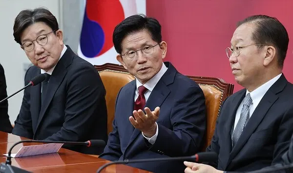 김문수 국민의힘 대선 후보가 지난 4일 오전 서울 여의도 국회 회의실에서 당 지도부를 만나 현안에 대해 논의하고 있다.(사진_국민의힘)