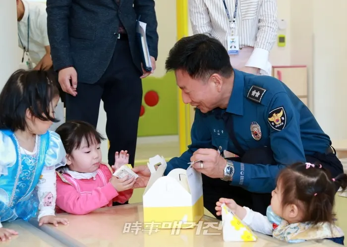 김기출 경북지방경찰청장은, 어린이 날을 맞이하여 지난 5월 3일 경북경찰청 내에 위치한 직장어린이집을 방문하여 원아들이게 간식을 전달하고 있다. 2019.05.06. (사진_경북경찰청)