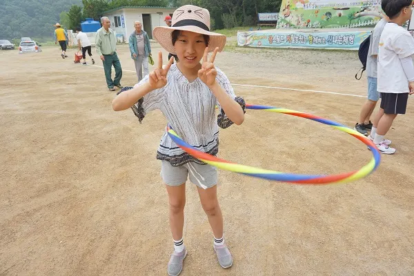 양벌초등학교 6학년 2반 김정화 학생의 훌라후프 돌리기.