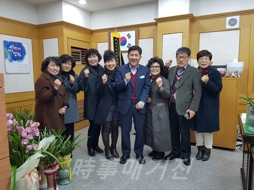 생활개선창원시연합회, 신규임원(왼쪽에서 5번째 황규종 소장, 6번째 신임 이명숙 회장) (사진:창원시청)
